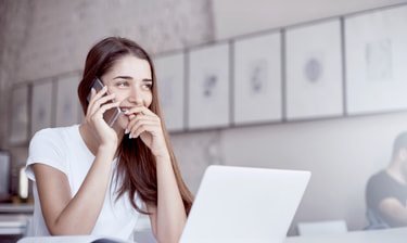 Junge Frau am Handy Junge Frau am Handy